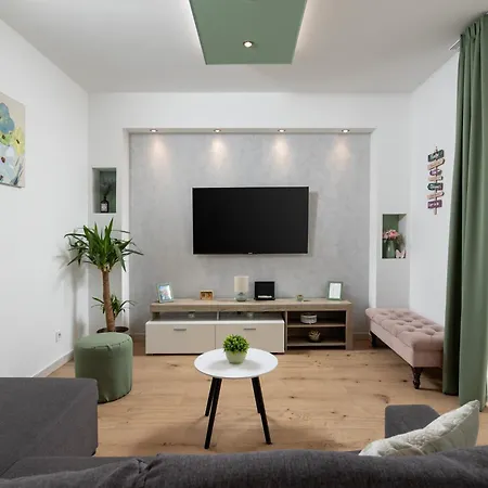 Апартаменти Sunny Garden Adria